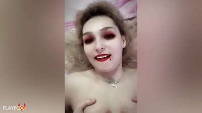 Ivan Helsing shahvoniy vampirni qattiq sikadi va uning eshagiga tushadi